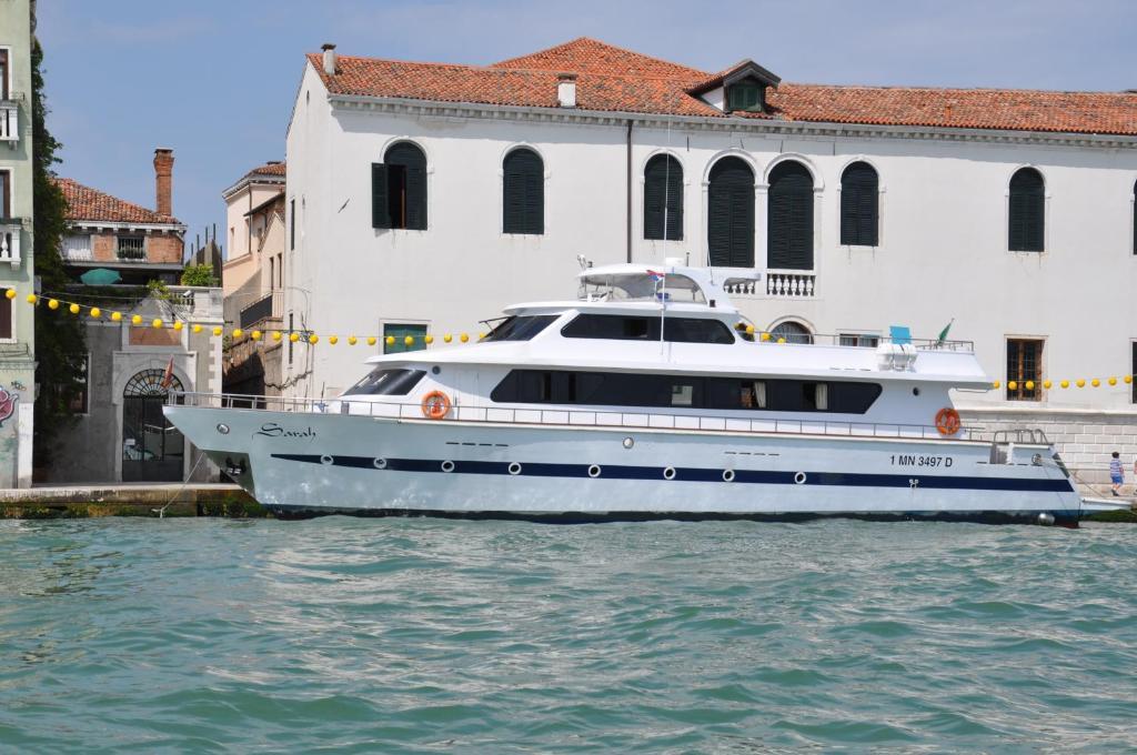 Отель Yacht Sarah Venezia La Giudecca Экстерьер фото